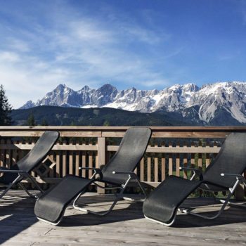 Impressionen – Terrasse mit Ausblick auf Dachstein-Massiv